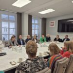 ludzie siedzą przy stole