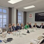 ludzie siedzą przy stole