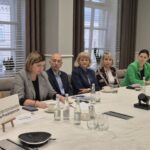 ludzie siedzą przy stole