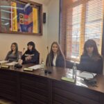 młodzi siedzą przy stole