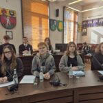 młodzi siedzą przy stole