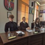 młodzi siedzą przy stole