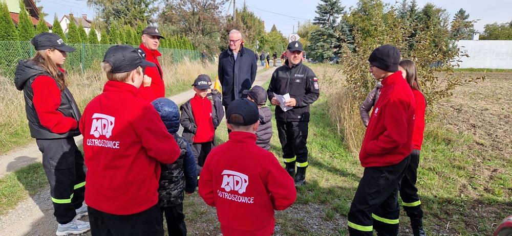 Starosta i drużyna MDP stoją na drodze