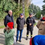 starosta, burmistrz Piławy Górnej, komendant PSP stoją na drodze z kostki
