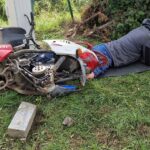 ćwiczenia straży, mężczyzna leży przygnieciony przez motor