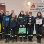 grupa osób na sali z wręczonymi upominkami