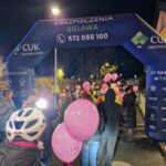 start, ludzie z różowymi balonami pod dmuchaną bramą