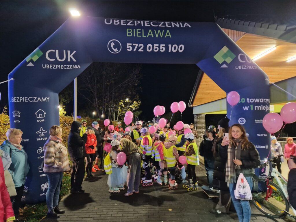 uczestnicy na starcie happeningu, przed nimi dmuchana brama