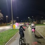 uczestnicy jadą na rowerach