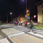 uczestnicy na rowerach dojeżdżają do ronda