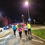 uczestnicy biegną, widok z tyłu