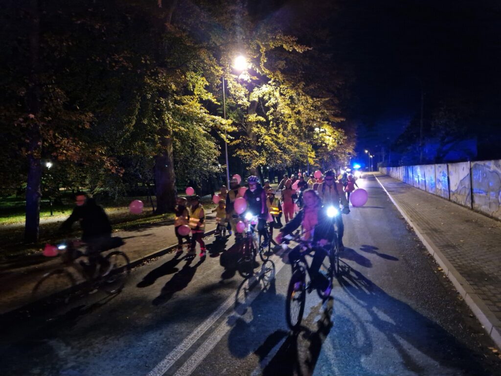 grupa uczestników w trakcie przejazdu