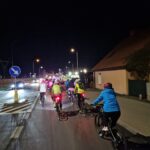 uczestnicy jadą na rowerach drogą między Bielawą a Dzierżoniowem