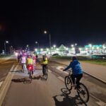 uczestnicy jadą na rowerach drogą między Bielawą a Dzierżoniowem