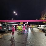 uczestnicy na rolkach dojeżdżają do mety