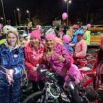 dwie kobiety ubrane na różowo stoją do zdjęcia z Panią Sekretarz