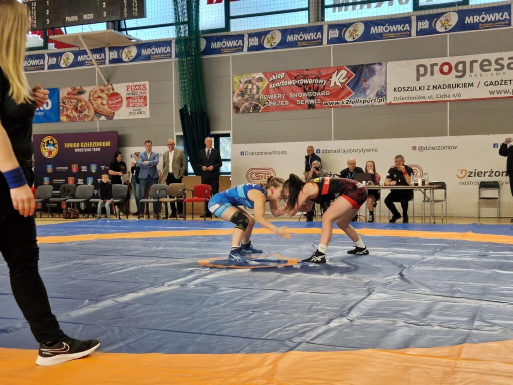 zawodniczki podczas rywalizacji na macie