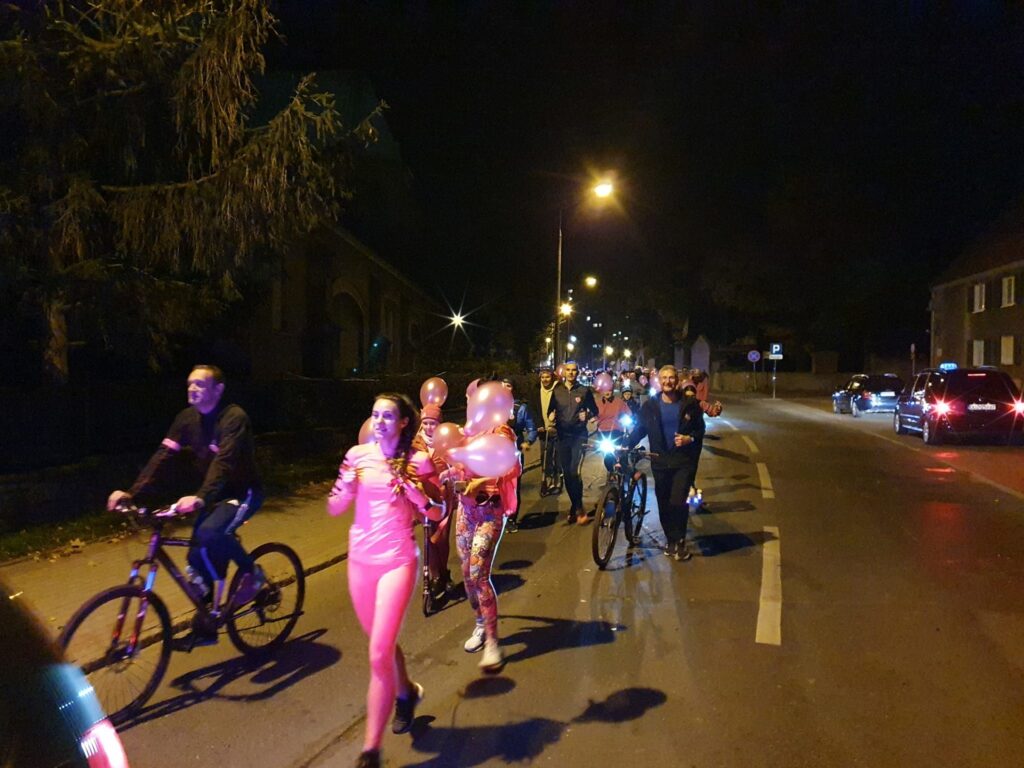 ludzie podczas biegu i na rowerach