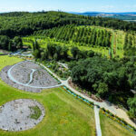 widok od góry na Arboretum i Ostrą Górę w tle