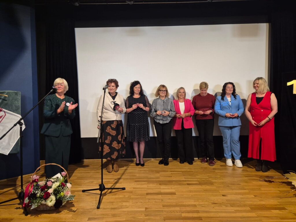 wręczenie odznaczeń nauczycielom, 7 nauczycielek na scenie stoi z prezes ZNP