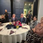 przedstawiciele samorządów i urzędów siedzą przy stole