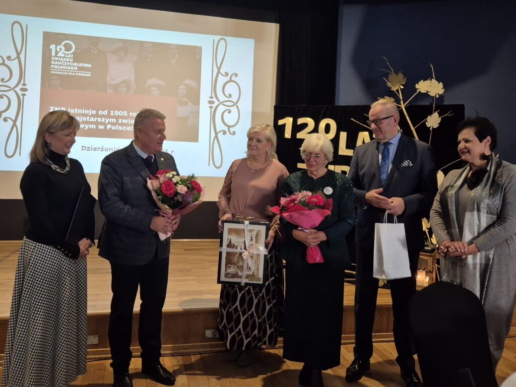 przedstawiciele samorządów wręczają kwiaty dla prezes znp