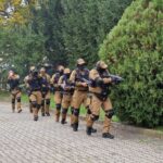policjanci z bronią