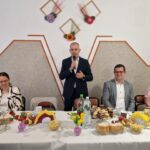 wicestarosta stoi z mikrofonem,, obok burmistrz Niemczy