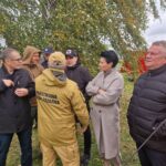 burmistrz Dzierżoniowa i Pieszyc stoją i rozmawiają ze strażakami