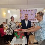 wicestarosta losuje kolorową kulkę podczas konkursu w dps