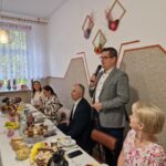 burmistrz Niemczy z mikrofonem