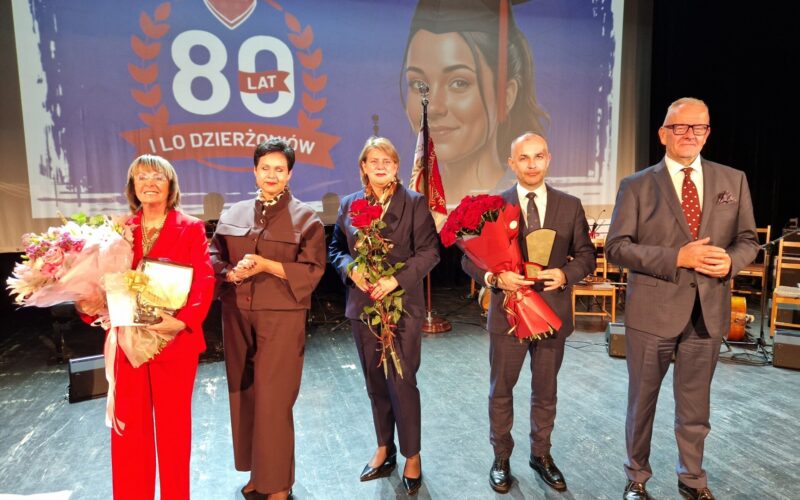 starosta, wicestarosta, dyrektor ILO, dyrektor wydziału edukacji i przewodnicząca komisji edukacji stoją na scenie z kwiatami