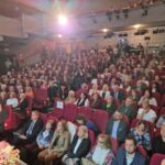 widok na całą salę w kinoteatrze i siedzących gości