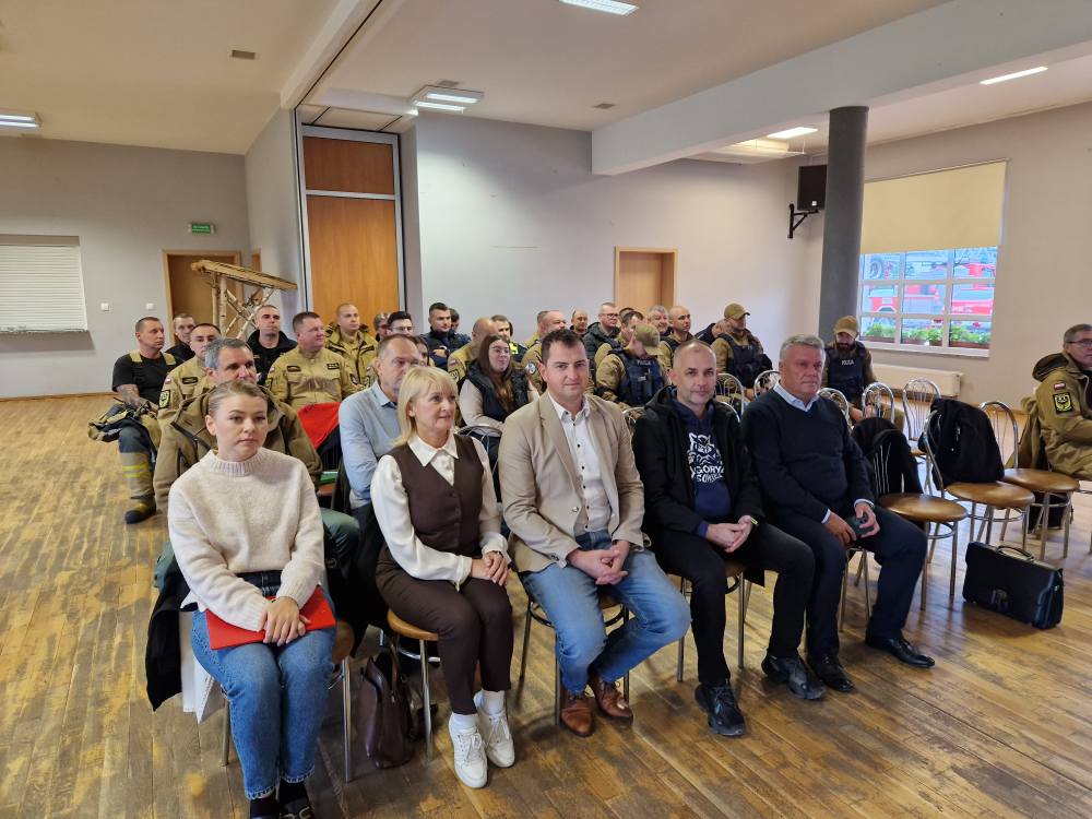 wicestarosta, burmistrz Dzierżoniowa, wójt gminy dzierżoniów siedzą na krzesłach, obok dyrektor wydziału bezpieczeństwa