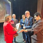 starosta, wicestarosta i dyrektor wydziału edukacji składają gratulacje i wręczają kwiaty