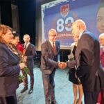 starosta, wicestarosta i dyrektor wydziału edukacji składają gratulacje i wręczają kwiaty