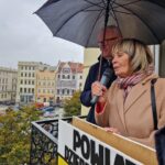 starosta i dyrektor I LO na balkonie z parasolem