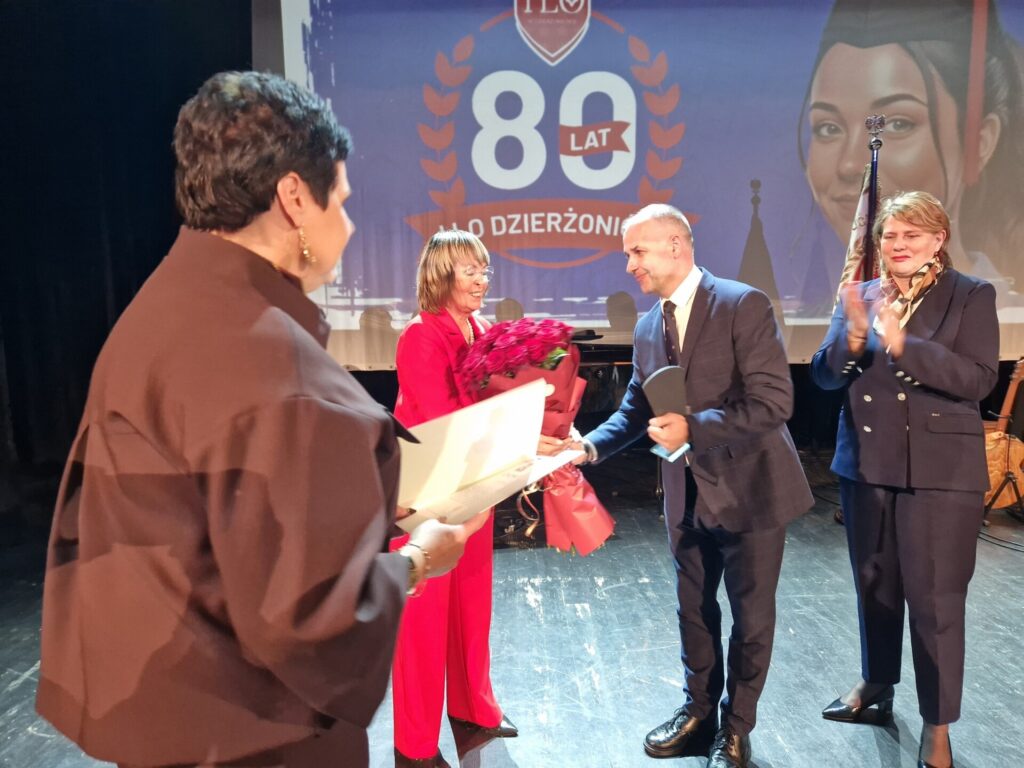 starosta, wicestarosta i dyrektor wydziału edukacji składają gratulacje i wręczają kwiaty