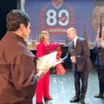 starosta, wicestarosta i dyrektor wydziału edukacji składają gratulacje i wręczają kwiaty