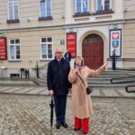 starosta i dyrektor I LO stoją przed ratuszem