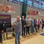 Burmistrz Dzierżoniowa Dariusz Kucharski przemawia, w tle starosta i pozostali samorządowcy