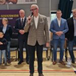 starosta przemawia, w tle pozostali przedstawiciele samorządów