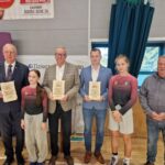 samorządowcy z podziękowaniami stoją razem