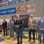 poseł marek chmielewski przemawia, w tle starosta i pozostali samorządowcy