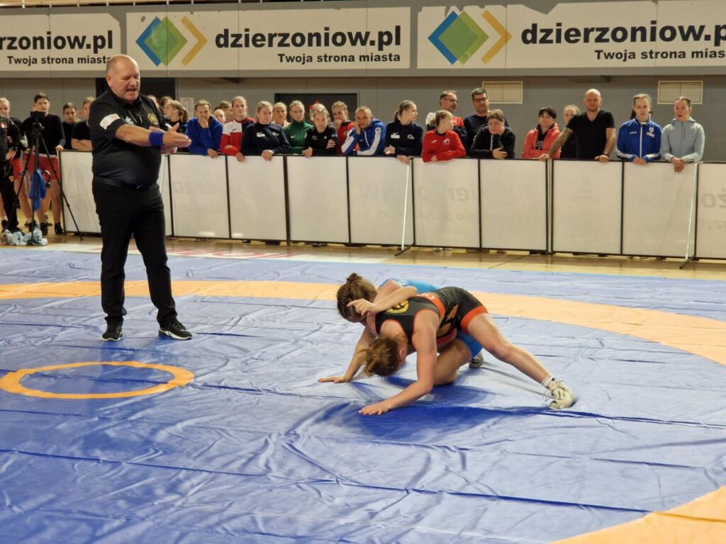 zapaśniczki na macie, obok sędzia