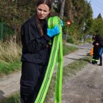 dziewczyna rozwija wąż strażacki