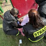 MDP w strojach straży podczas ćwiczeń, jedna osoba leży na ziemi