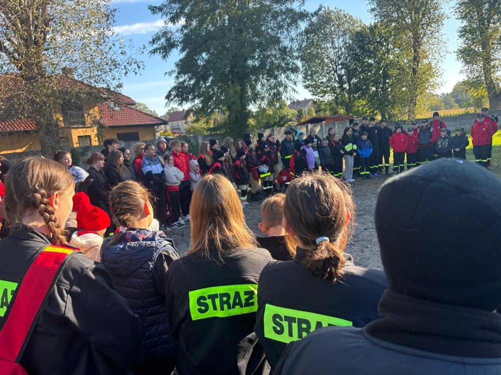 Grupa ludzi, MDP stoi wspólnie na placu