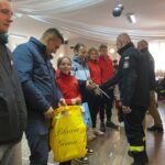grupa osób podczas wręczania upominków