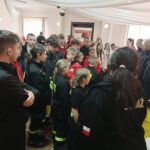 grupa młodzieży z mdp i osp stoi w budynku